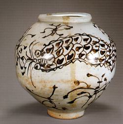 Baekjacheolhwayongmun Jar(White porcelain jar with design of dragon)썸네일